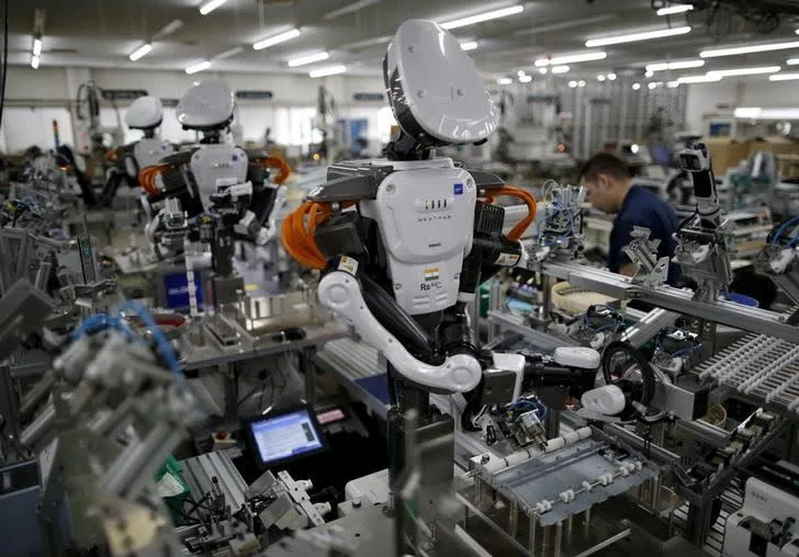 15T041145Z LYNXNPED4E05Q RTROPTP JAPAN ECONOMY